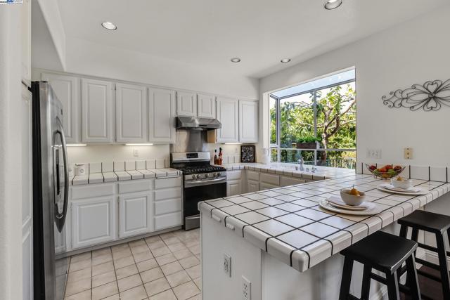 131 Diapian Bay, Alameda CA: https://media.crmls.org/mediaz/a07cbe74-cd32-4909-96ee-13c98525e56f.jpg