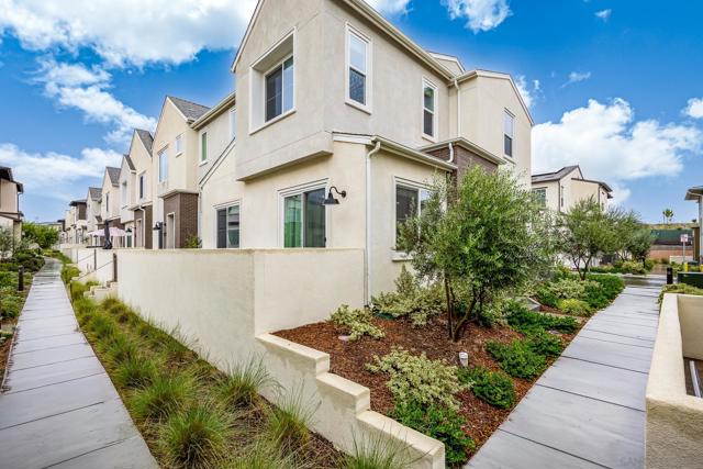 2097 Bluestone Cir, Chula Vista CA: https://media.crmls.org/mediaz/a07d8f99-e4f2-4b5b-bf1f-d3f43214dd04.jpg