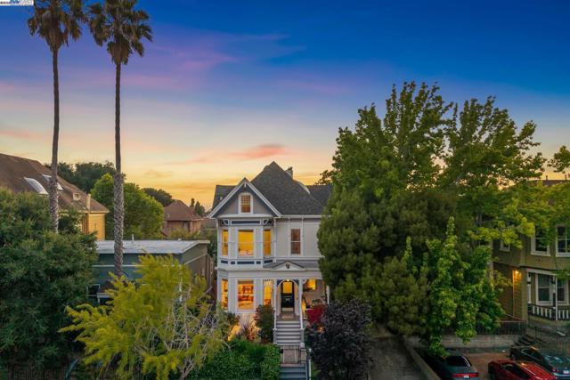 1709 Myrtle St, Oakland CA: https://media.crmls.org/mediaz/a0804946-185f-4850-8155-4eb8bdfc8b4e.jpg
