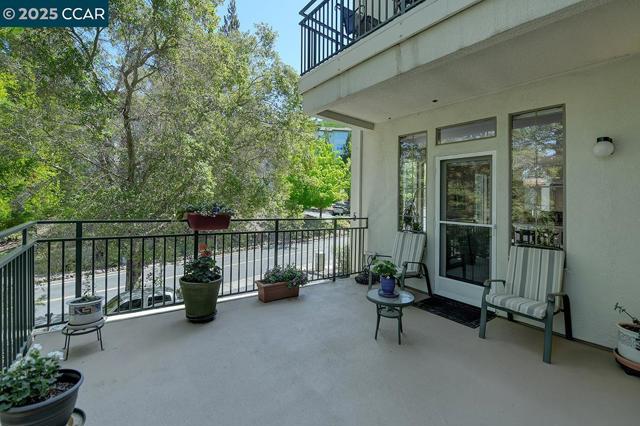 5910 Horsemans Canyon Dr, Walnut Creek CA: https://media.crmls.org/mediaz/a0815616-5dd0-4510-bb14-75405964ea37.jpg