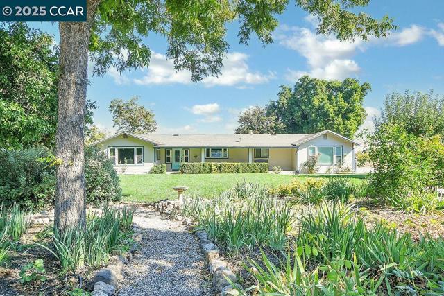 2280 Concord Ave, Brentwood CA: https://media.crmls.org/mediaz/a082730a-0eb1-4d6d-9141-52b50393770a.jpg