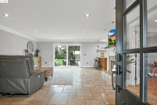 4828 Sellers Ave, Brentwood CA: https://media.crmls.org/mediaz/a0834ec2-abb2-44a1-96fa-f3d282edc54b.jpg