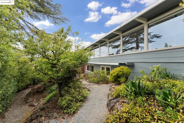 1415 Devonshire Dr, El Cerrito CA: https://media.crmls.org/mediaz/a0843ebd-0884-446c-920d-4669270a49a4.jpg