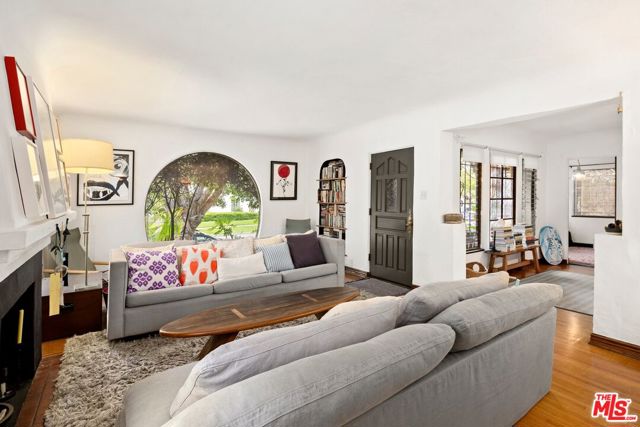 1118 S Crescent Heights Boulevard, Los Angeles CA: https://media.crmls.org/mediaz/a0852bbc-f102-44d7-b853-1d1ea98e06c8.jpg
