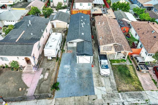 2125 102Nd Ave, Oakland CA: https://media.crmls.org/mediaz/a0854b5d-d7f4-47f2-98d5-466d221a21a8.jpg