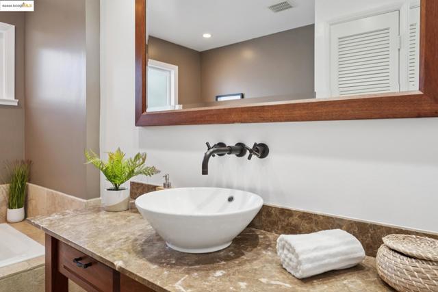 6827 Ridgewood Dr., Oakland CA: https://media.crmls.org/mediaz/a0857212-cd4a-4189-9209-757f70bf4f06.jpg