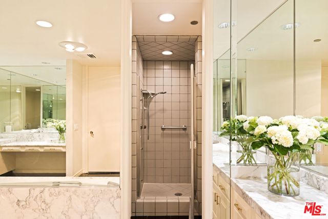 300 N Swall Drive, Beverly Hills CA: https://media.crmls.org/mediaz/a0858f63-1607-4ef0-9792-395918449eb2.jpg