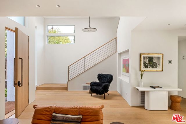 518 Sunset Avenue, Venice CA: https://media.crmls.org/mediaz/a08738a1-f7fa-42c9-a5a4-17833882aff9.jpg