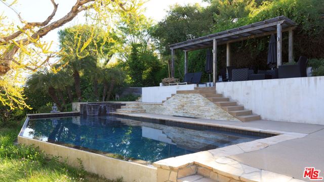 14622 Valley Vista Boulevard, Sherman Oaks CA: https://media.crmls.org/mediaz/a087667f-e05d-47e0-95a6-7bbb1a27b9fa.jpg