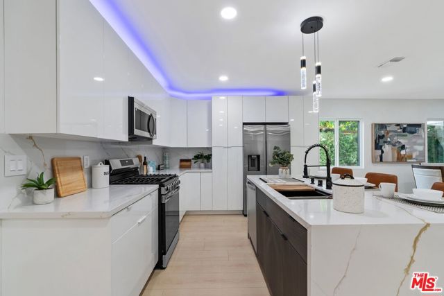 5413 Halbrent Avenue, Sherman Oaks CA: https://media.crmls.org/mediaz/a087834c-3615-42b9-881a-7cf366faabd0.jpg