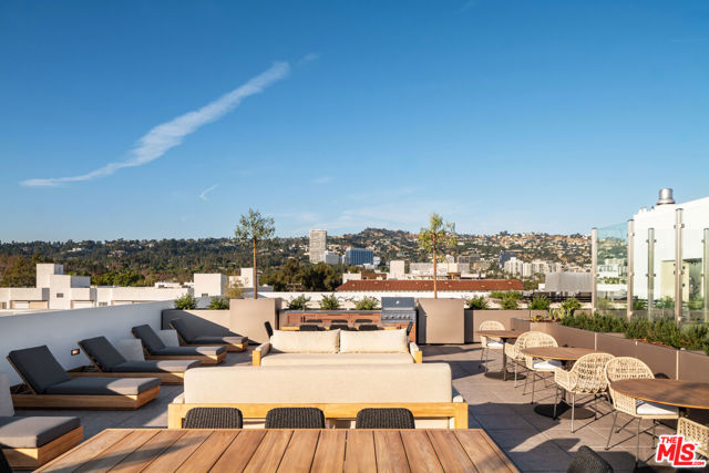 425 N Palm Drive, Beverly Hills CA: https://media.crmls.org/mediaz/a087b671-9f95-4731-a03e-7ed2b911cc81.jpg