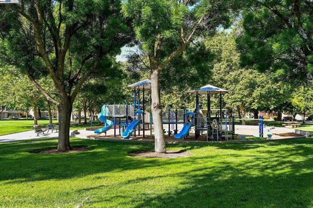 4166 Peregrine Way, Pleasanton CA: https://media.crmls.org/mediaz/a088064d-c6f7-4e21-970c-112dcf1c3445.jpg