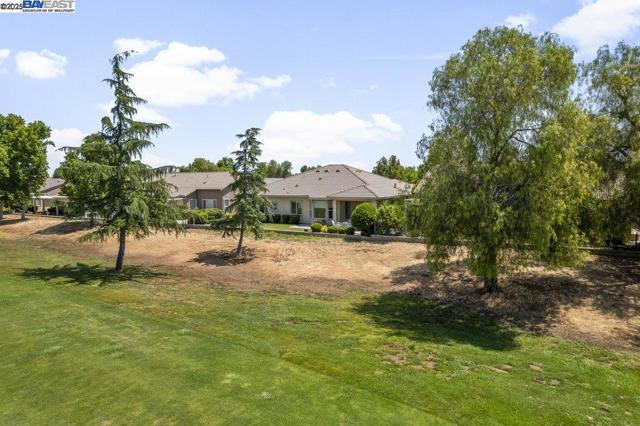 1123 Burghley Ln, Brentwood CA: https://media.crmls.org/mediaz/a0889950-9dc4-4e06-8247-f3b591c3d666.jpg