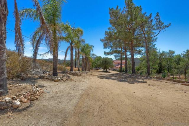 25861 E Old Julian Hwy, Ramona CA: https://media.crmls.org/mediaz/a08984eb-f79b-4727-afe2-09c61996c6a5.jpg