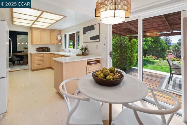 681 Rock Oak Rd, Walnut Creek CA: https://media.crmls.org/mediaz/a08a75f6-bd3d-4e7b-ab86-7324e9bb018a.jpg