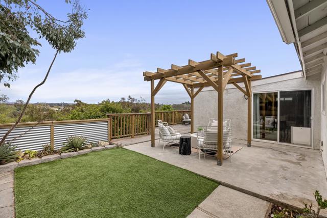310 Bluff Wy, Oceanside CA: https://media.crmls.org/mediaz/a08a895c-5bc8-4249-8d17-7d94fcd3ed25.jpg