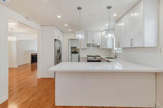 2940 Somerset Ave, Castro Valley CA: https://media.crmls.org/mediaz/a08a8af5-242b-4e04-9bf9-b60de0c7b775.jpg