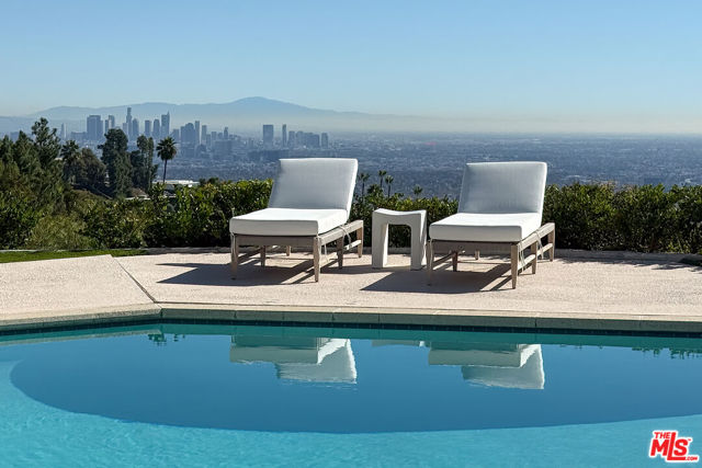 340 Trousdale Place, Beverly Hills CA: https://media.crmls.org/mediaz/a08ad048-8fd8-4723-9dfc-4d52879b2651.jpg