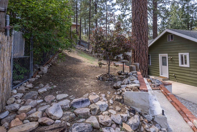 308 W Rainbow Boulevard, Big Bear CA: https://media.crmls.org/mediaz/a08b7898-e2cc-4169-9bdc-dfb6c2d23700.jpg