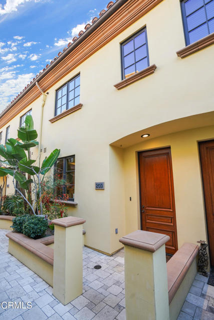 985 N Michillinda Avenue, Pasadena CA: https://media.crmls.org/mediaz/a08c2537-16ea-4eb9-bc86-d045fc974e07.jpg