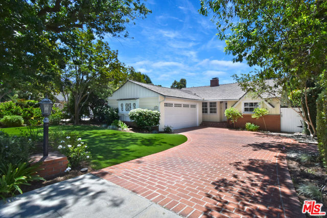 13046 Addison Street photo 5