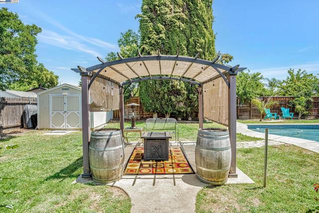 360 Calmace Dr, Dixon CA: https://media.crmls.org/mediaz/a08cae21-2750-4356-ade4-c6ef1b260a37.jpg