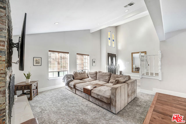 4911 Calle Robleda, Agoura Hills CA: https://media.crmls.org/mediaz/a08e1716-f30d-4dc0-bdcd-33b791886ccd.jpg