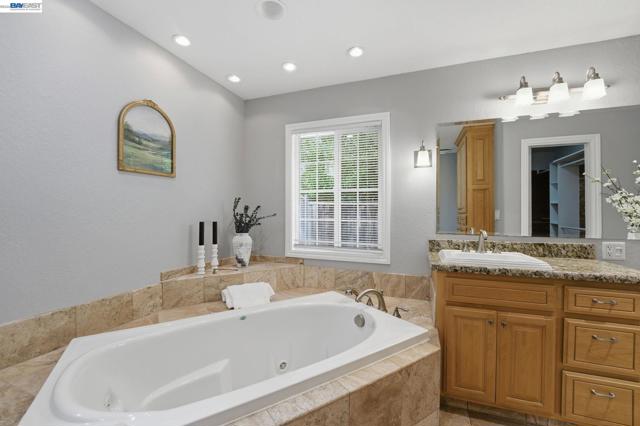 1782 Whitecliff Way, Walnut Creek CA: https://media.crmls.org/mediaz/a08e381d-0cf1-4ec7-aba9-2c4d5391491e.jpg