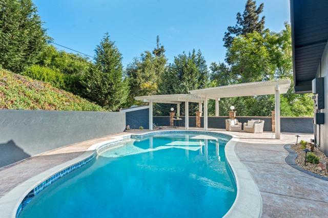 4911 Beaumont Dr, La Mesa CA: https://media.crmls.org/mediaz/a08e9a59-3c66-4d63-85b8-e55449ad2012.jpg