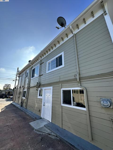 1725 96Th Ave, Oakland CA: https://media.crmls.org/mediaz/a08f375c-1259-4785-81c3-924db3a6b76a.jpg