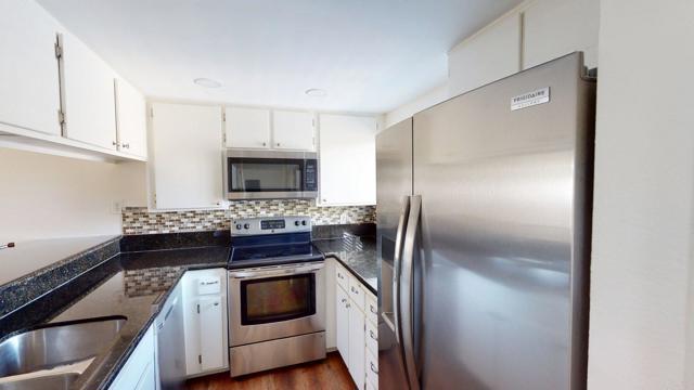 Detail Gallery Image 3 of 22 For 8340 via Sonoma #F,  La Jolla,  CA 92037 - 1 Beds | 1 Baths