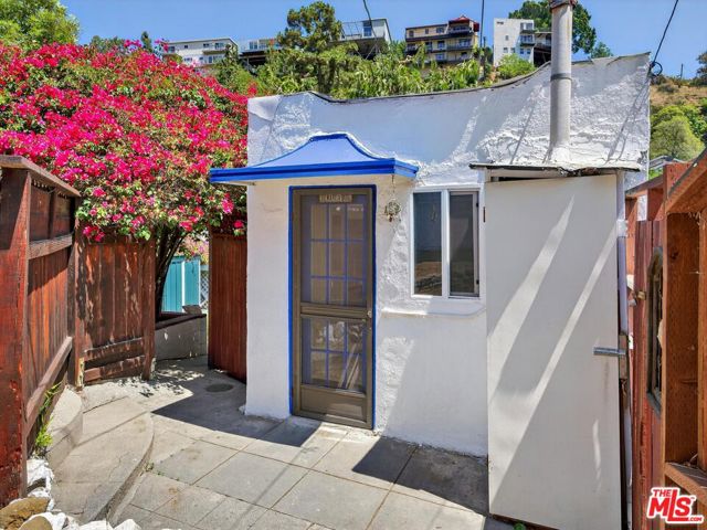 2565 Glen Green Street, Los Angeles CA: https://media.crmls.org/mediaz/a090c3ee-a39f-4600-b1e9-27a0c291431f.jpg