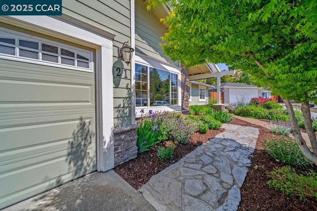 21 Mirango Ct, Clayton CA: https://media.crmls.org/mediaz/a090f64b-b87d-4f9a-895b-383a16565783.jpg