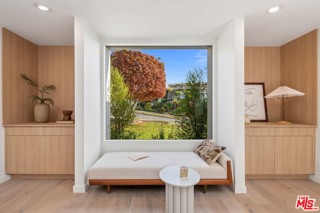 https://media.crmls.org/mediaz/a0919519-95e3-461c-b05f-f66c5120ba5c.jpg?preset=X-Large