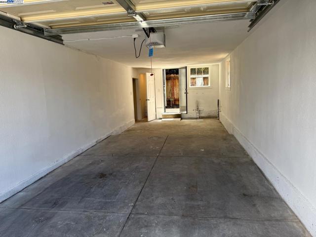 511 59Th St, Oakland CA: https://media.crmls.org/mediaz/a091a214-4b7e-4dfd-a695-e62139630cca.jpg