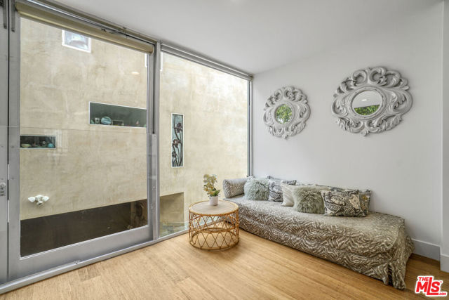 657 Mildred Avenue, Venice CA: https://media.crmls.org/mediaz/a09216fb-e341-4248-a024-78d9bb56c783.jpg