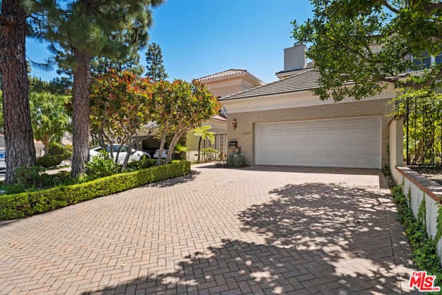 12330 Ridge Circle, Los Angeles CA: https://media.crmls.org/mediaz/a0926cc0-3a74-4b37-9702-ab4494a3a34a.jpg