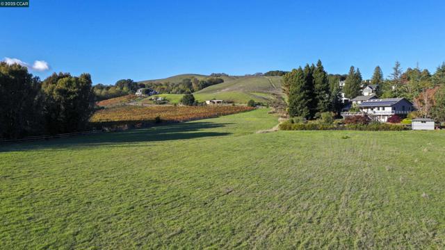 1070 Borrette Court, Napa CA: https://media.crmls.org/mediaz/a092cbc6-d8a3-43ea-bce5-acf4a4baee14.jpg