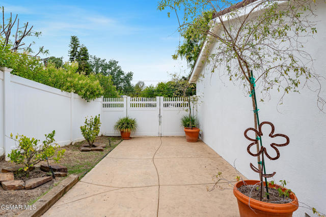 566 Rancho Road, Thousand Oaks CA: https://media.crmls.org/mediaz/a093fb2b-f514-4b32-98cf-02d7b3c77718.jpg