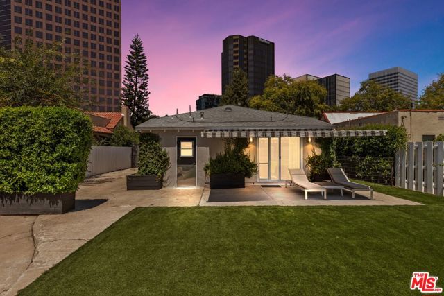 6526 San Vicente Boulevard, Los Angeles CA: https://media.crmls.org/mediaz/a0954445-0b76-4495-bdb6-8505a95226d2.jpg
