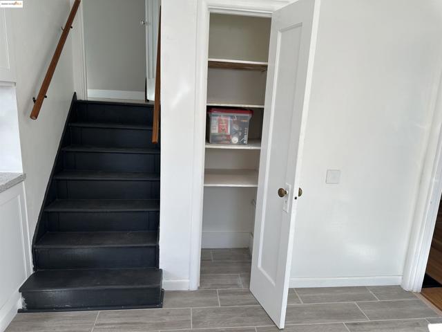 1937 87th Avenue, Oakland CA: https://media.crmls.org/mediaz/a0958397-b927-446e-ab1c-8136a34a3d6f.jpg
