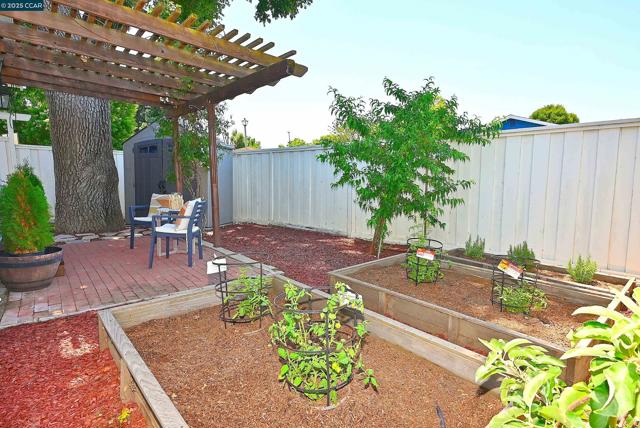 1250 Saint Louis Drive, Concord CA: https://media.crmls.org/mediaz/a095b247-9a8c-467a-8f2f-613af552bc62.jpg