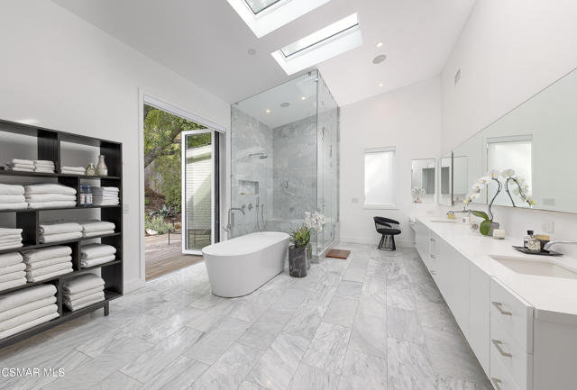 2443 Stafford Road, Lake Sherwood CA: https://media.crmls.org/mediaz/a0963879-f7b2-4957-9686-044de75826be.jpg