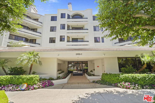2102 Century Park Lane, Los Angeles CA: https://media.crmls.org/mediaz/a09745f2-7fc8-4bc1-b666-383211e21291.jpg