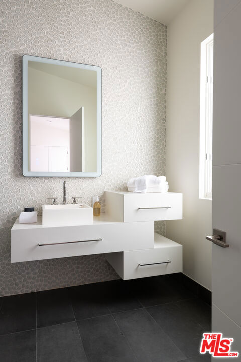 526 N Plymouth Boulevard, Los Angeles CA: https://media.crmls.org/mediaz/a0979545-258f-4dce-b970-f6baa32f81e7.jpg