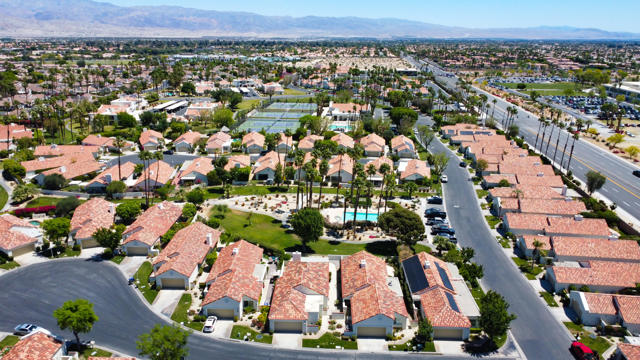 43870 Via Granada, Palm Desert CA: https://media.crmls.org/mediaz/a0981827-7872-4fce-b5dc-8bb84c60dcdd.jpg