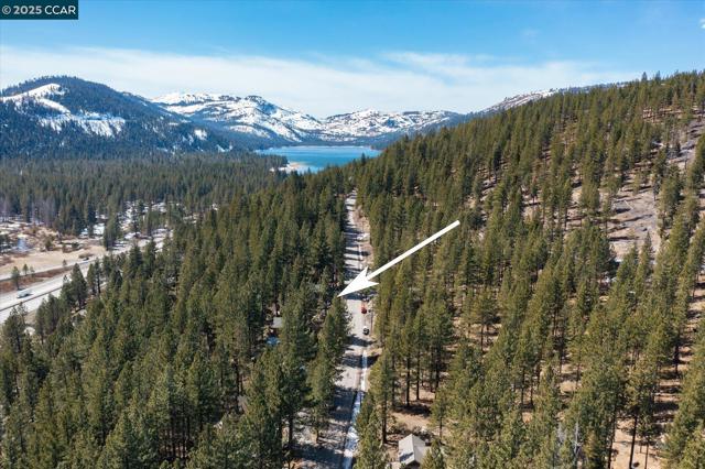 12255 Sierra Dr, Truckee CA: https://media.crmls.org/mediaz/a0986df1-9ec6-4d45-8584-2f77a2b74e9a.jpg