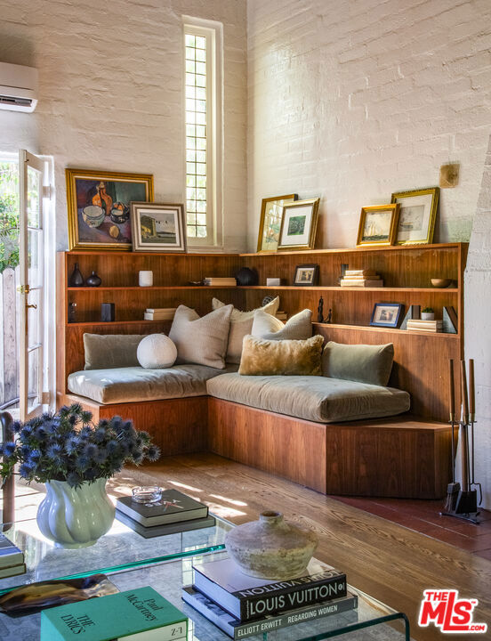 8027 Willow Glen Road, Los Angeles CA: https://media.crmls.org/mediaz/a098ff87-157a-4ac7-8b47-9d8a78580d91.jpg