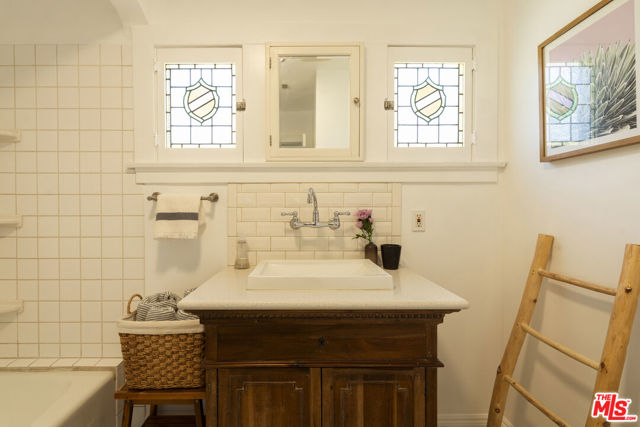 3010 11th Avenue, Los Angeles CA: https://media.crmls.org/mediaz/a0990b1d-fad9-4369-81ba-af006d0511f8.jpg