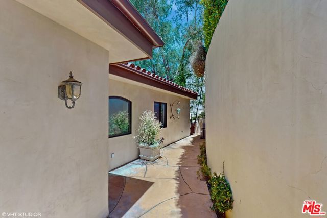 3311 Deronda Drive, Los Angeles CA: https://media.crmls.org/mediaz/a0997f53-35ea-4000-b5ad-6cdfedf710bf.jpg